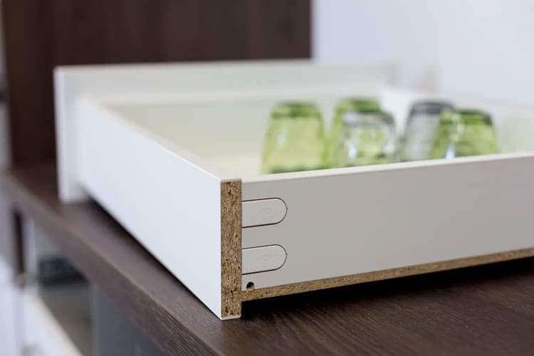A drawer back and side connected with a butt joint and CAMs
